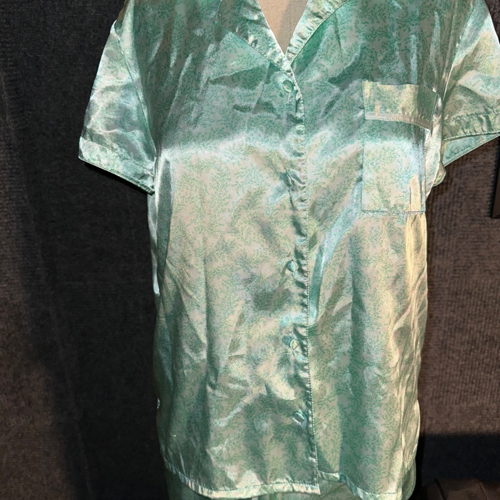 Silky Pajamas Sz small 4/6